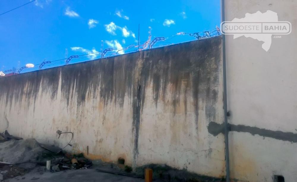 Caetité: Detento pula muro e foge de cadeia durante banho de sol