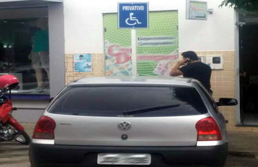 Caetité: Motoristas ignoram até locais proibidos de estacionamento 
