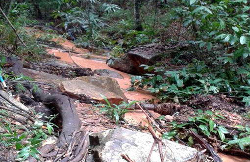 Caetité: crime ambiental cria cachoeira de lama em Água Quente