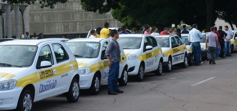 Governo Lula estuda fim da obrigatoriedade de autoescola, diz ministro