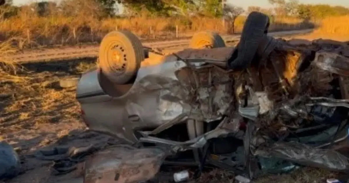 Seis pessoas ficam feridas após carro bater com carreta na BR-242 em LEM