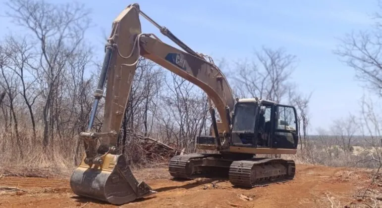 Retroescavadeira roubada em São Paulo é recuperada pela Rondesp em Serra do Ramalho