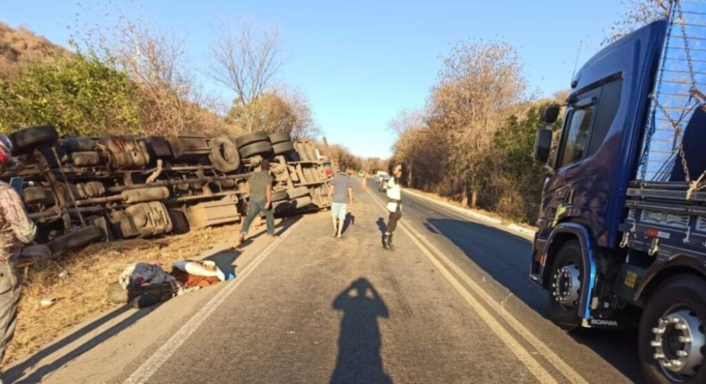 Caminhão com carga de maracujá tomba na BR-030 em Guanambi