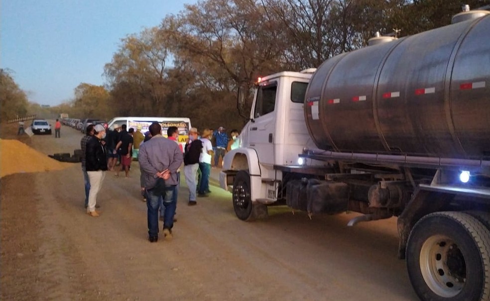 Por asfaltamento, manifestantes protestam na BR-030, entre Carinhanha e Cocos