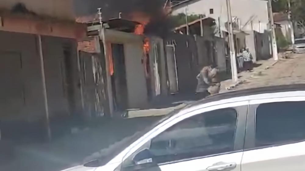 Homem em surto psicótico ateia fogo em casa na cidade de Rio de Contas