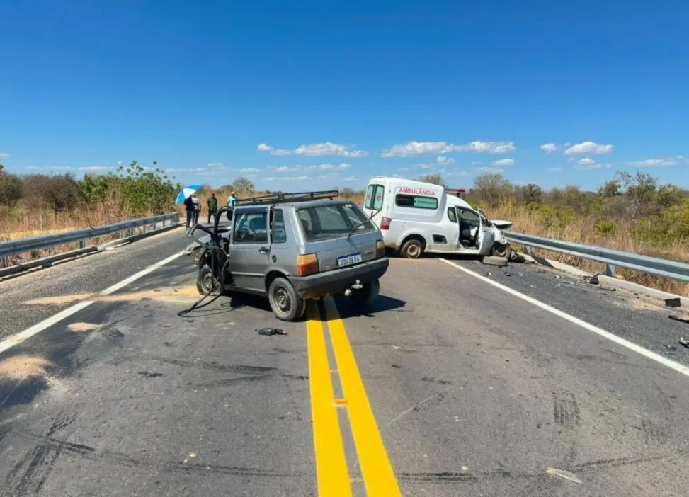 Motorista morre após colisão entre carro e ambulância na BR‑030, em Carinhanha