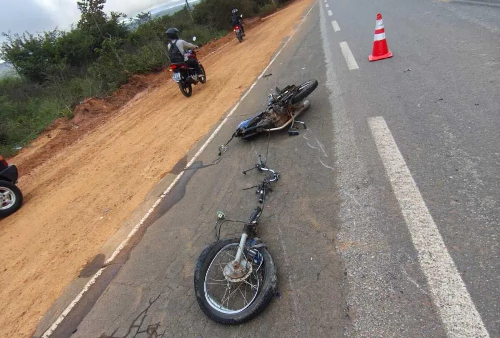 Motociclista fica gravemente ferido após moto se partir ao meio em acidente na BR-430, em Caetité