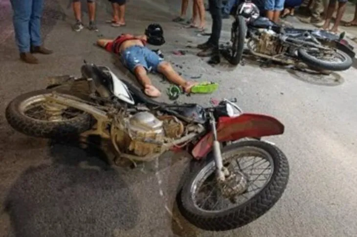 Colisão entre motos deixa dois homens feridos na Avenida Tiradentes, em Guanambi