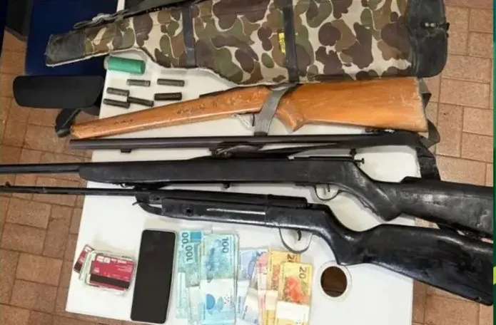 Mandado por violência doméstica leva PM a arsenal caseiro em Ibipitanga