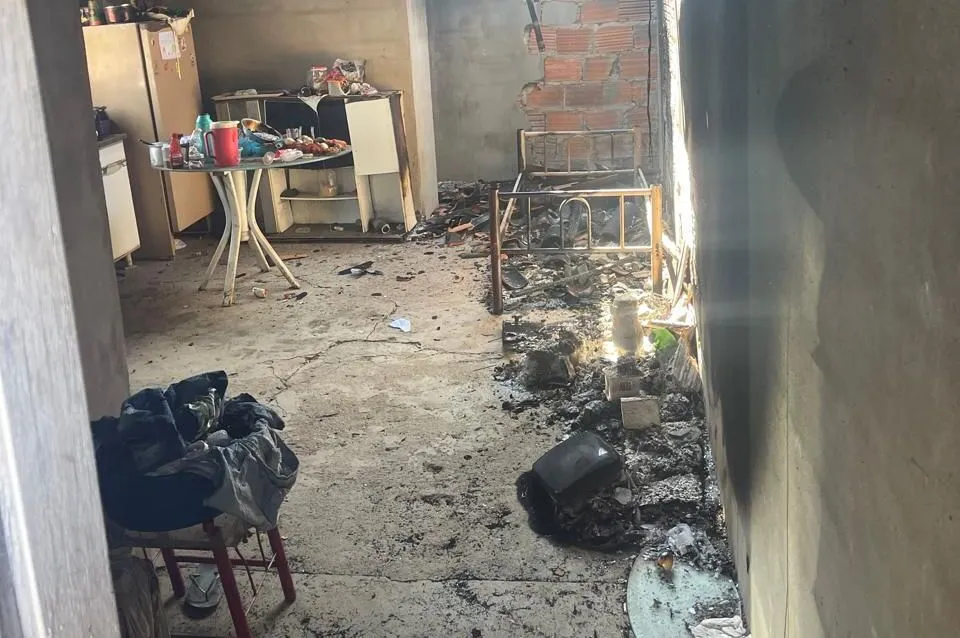 Homem é preso após agredir ex-companheira e incendiar casa em Cordeiros