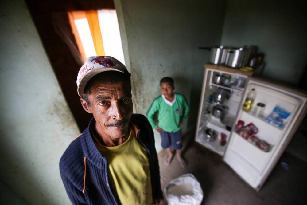 Sudoeste baiano: Reportagem diz que famílias passam fome ou a enganam com fruta verde e garapa 