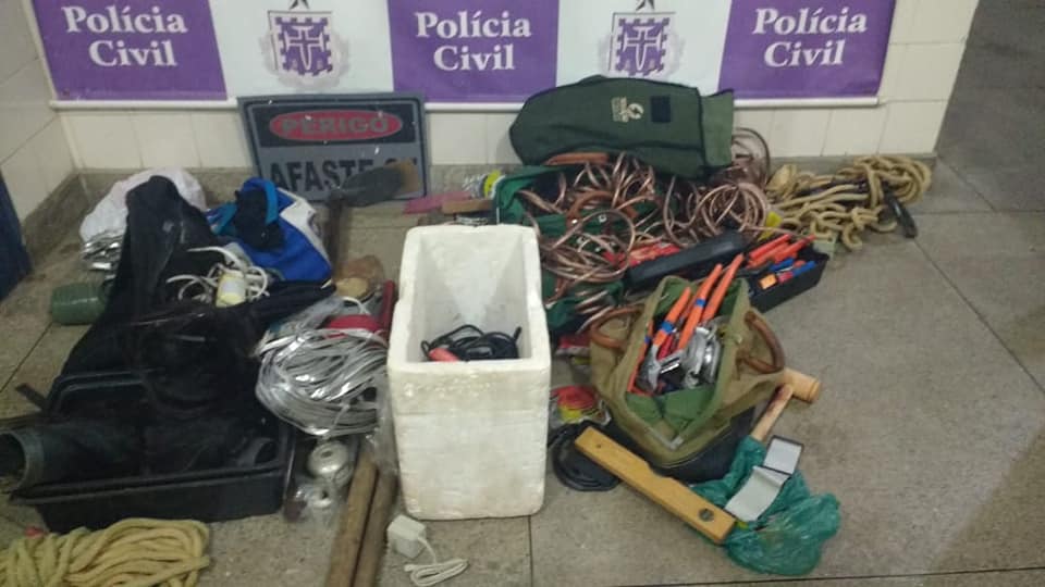 Polícia recupera bens furtados e conduz à delegacia três suspeitos do crime em Brumado