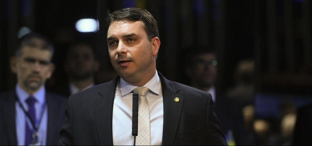 Flávio Bolsonaro se diz 'vítima de um grupo político que tem patrocinado difamação'