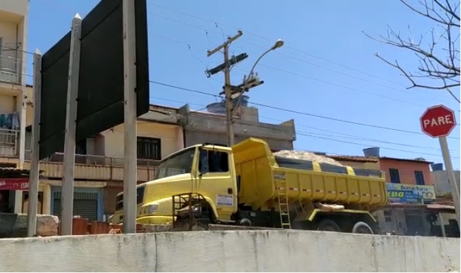 Caetité: Caçamba de Construtora infringe a lei e não usa lona no transporte de cargas a granel