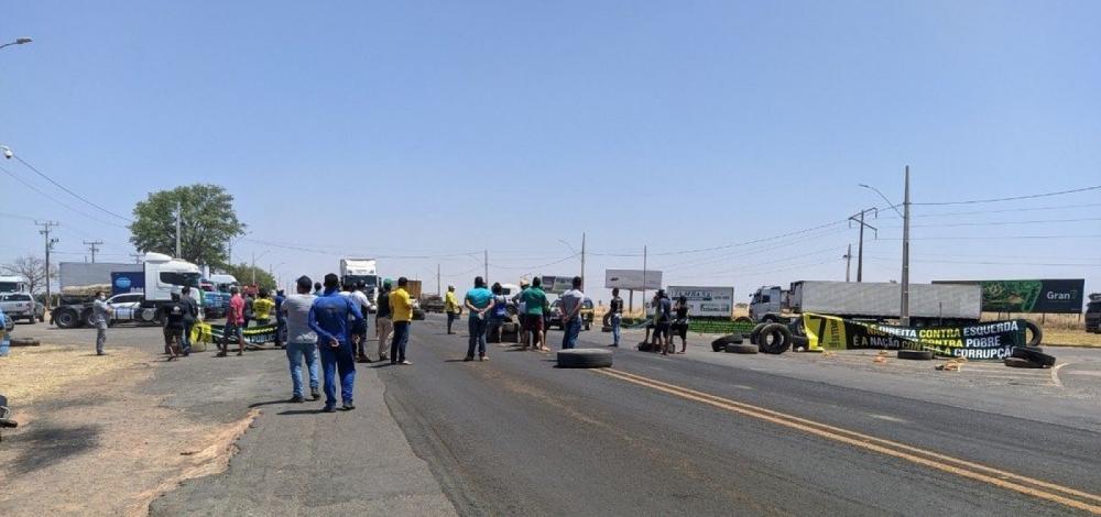 Caminhoneiros bloqueiam trecho da BR-242, no oeste baiano, em apoio ao presidente Bolsonaro