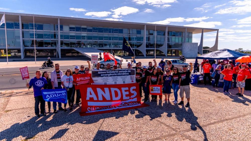 Governo se reúne com categorias em greve nas universidades nesta quarta-feira