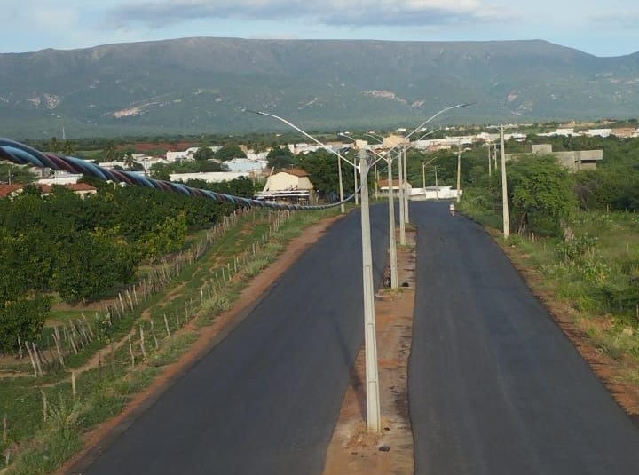 Ivana Bastos e Roberval garantem iluminação pública em Dom Basílio