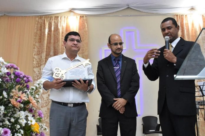 Prefeito 'recebe chave' de Guanambi de volta em igreja após 'entregar a Deus'