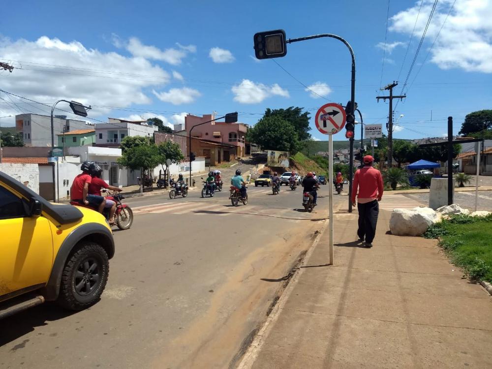 Caetité: Condutores de veículos são flagrados 'furando' semáforo da Avenida Olimar Oliveira