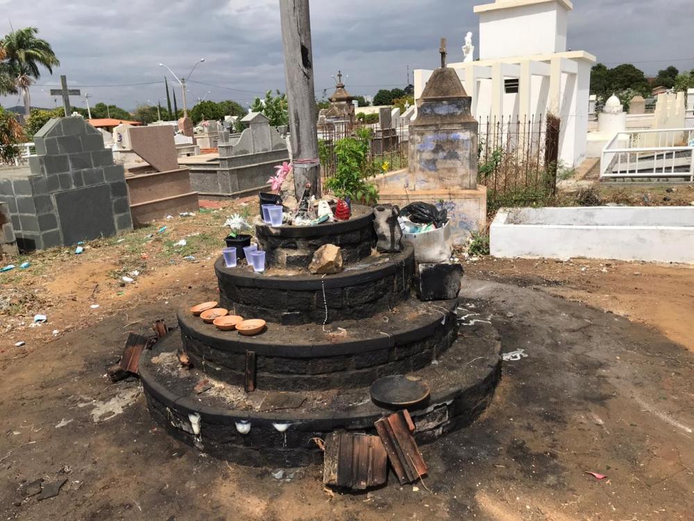 Guanambi: Cemitério Municipal é alvo de denúncias sobre sujeira e mato