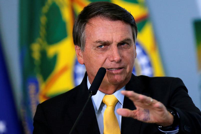 Bolsonaro afirma que 'temos que voltar a viver' e pede retorno de torcidas em estádios