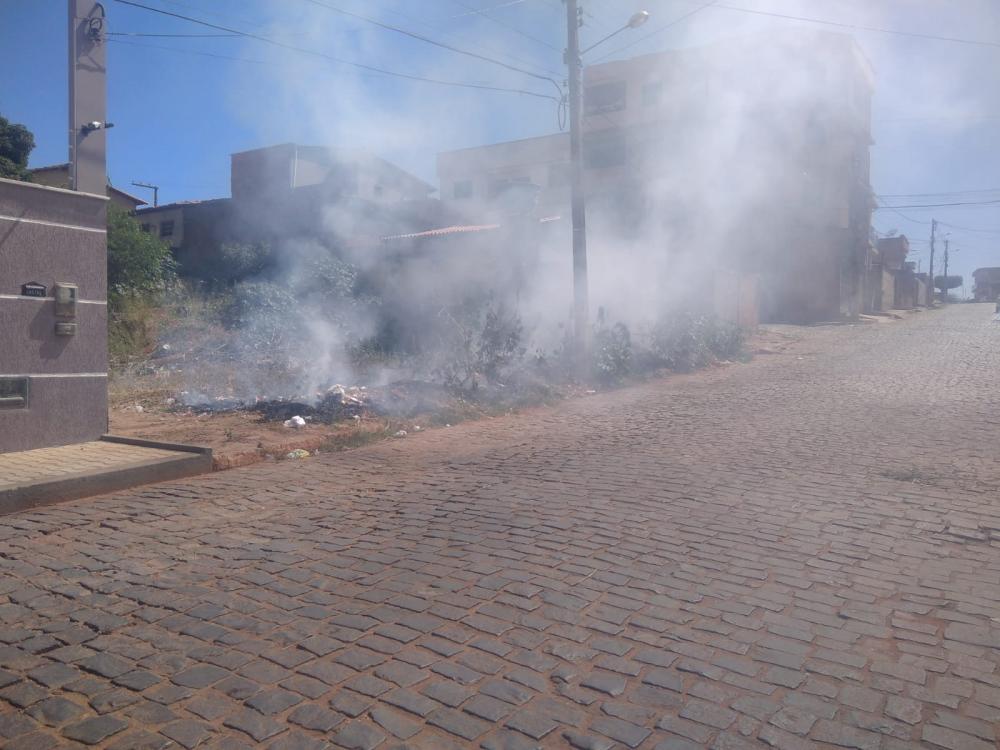 Moradores reclamam que proprietários estão ateando fogo para limpar terrenos em Caetité
