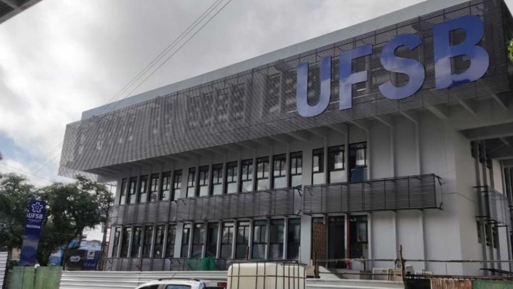 Homem é preso por se passar por professor universitário na Bahia