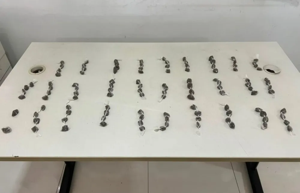 Mulher é flagrada com 114 porções de maconha durante patrulhamento da Rondesp em Bom Jesus da Lapa