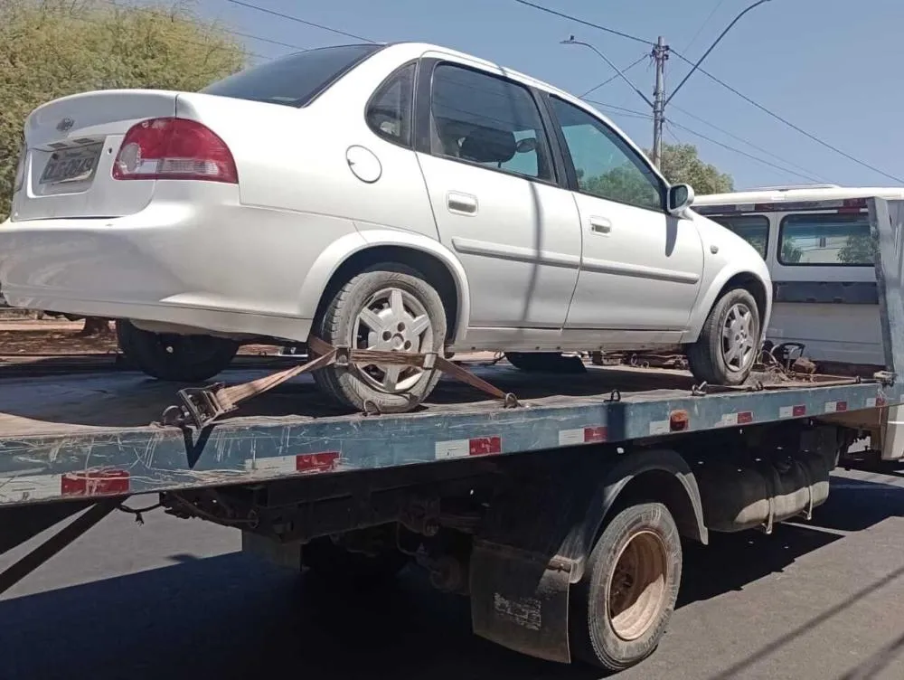 Motorista invade desfile de 7 de Setembro pela contramão e tem carro apreendido em Guanambi