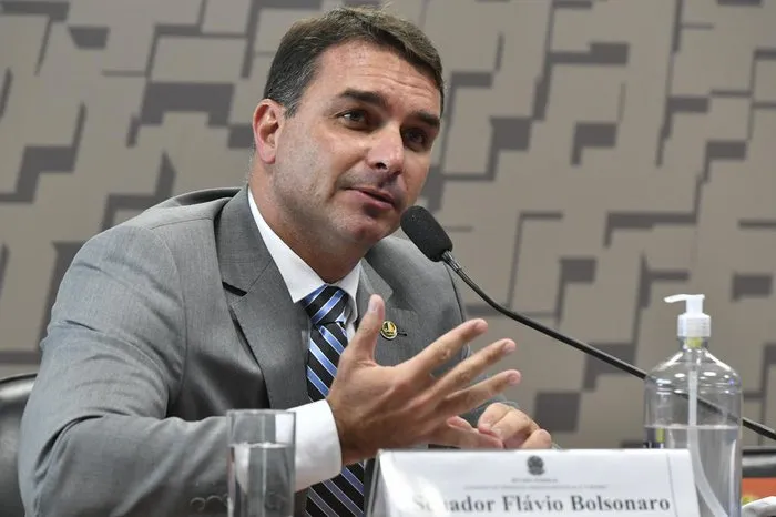 Bolsonaro confirma Flávio como nome para a disputa presidencial de 2026