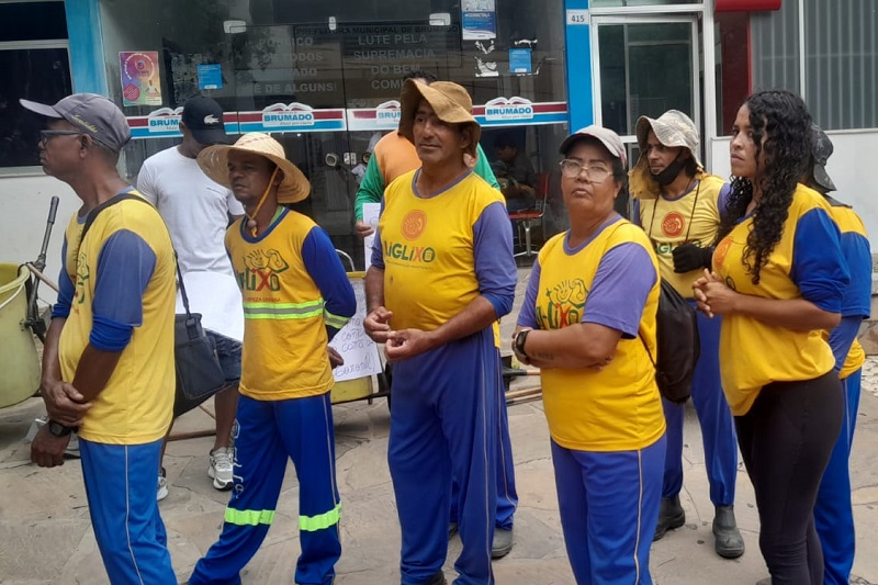 Em razão de salários atrasados, funcionários da limpeza pública fazem protesto contra Prefeitura de Brumado