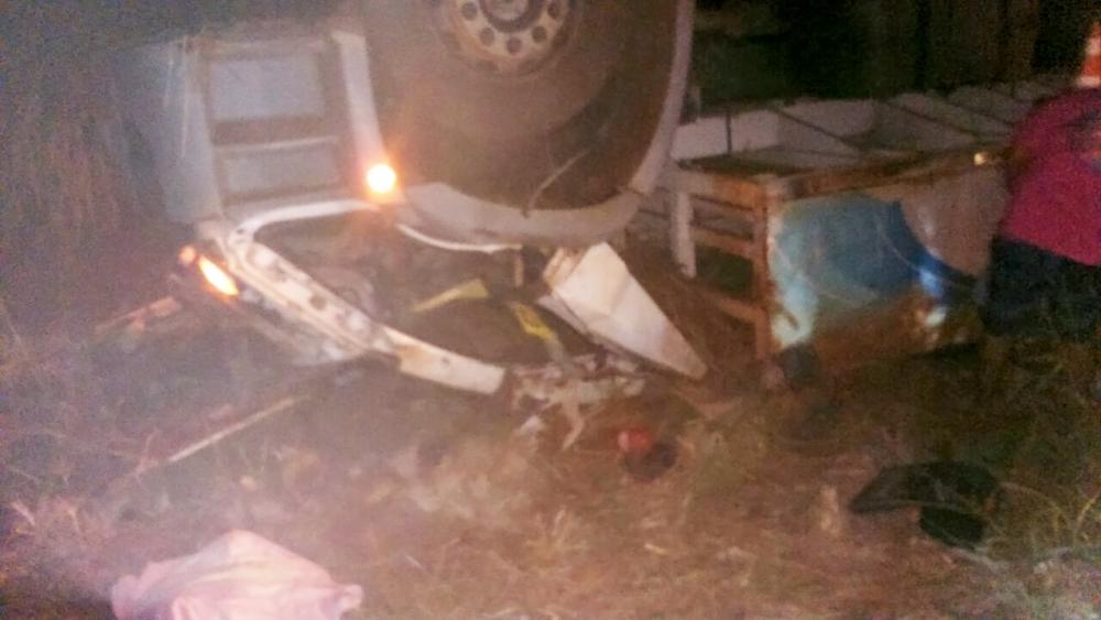 Homem morre após caminhão capotar e cair em ribanceira em Riacho de Santana