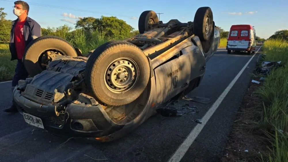 Viatura da Marinha tomba após motorista perder controle na zona rural de Bom Jesus da Lapa