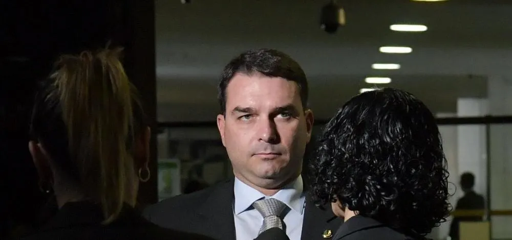 Ex-dirigente da Caixa demitido por assédio atuava com Flávio Bolsonaro