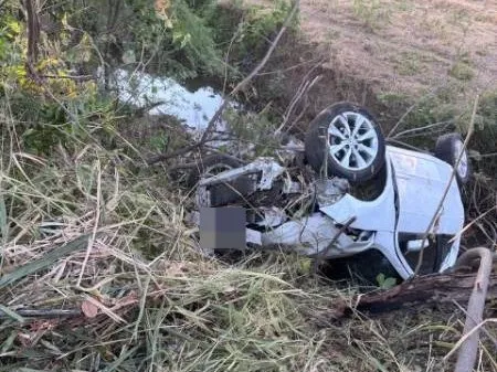 Homem fica ferido após desviar de cachorro e capotar carro em Guanambi