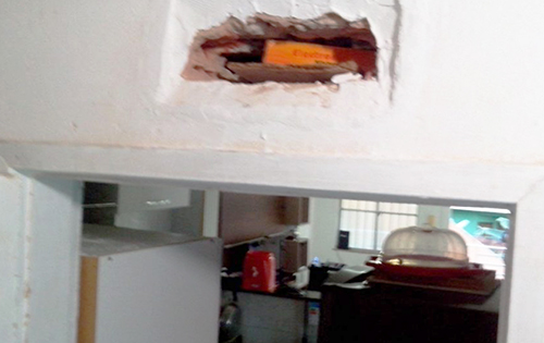 Cocaína “nine-nine”: droga avaliada em R$70 mil é encontrada em parede de casa de traficante