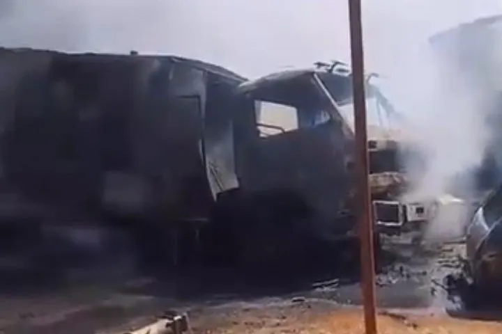 Incêndio destrói caminhão e carro em galpão de Candiba