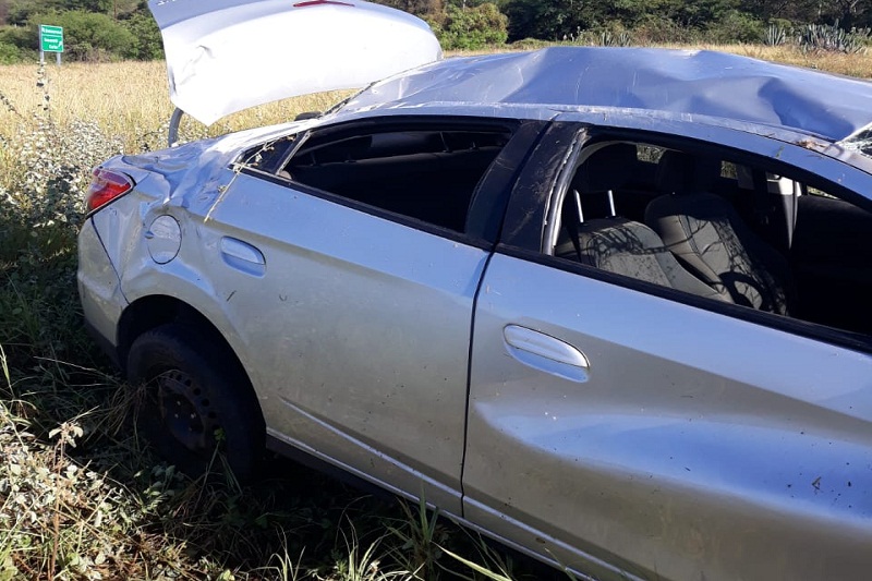 Bacharel em direito da cidade de Guanambi perde controle da direção e capota carro na rotatória da BR-030, em Brumado