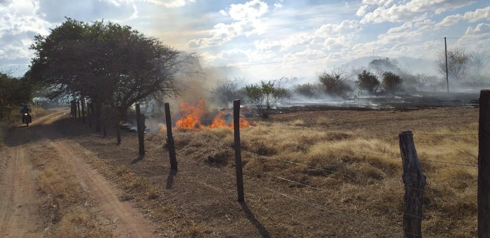 Equipe da Prefeitura Guanambi combate incêndio na zona rural do município