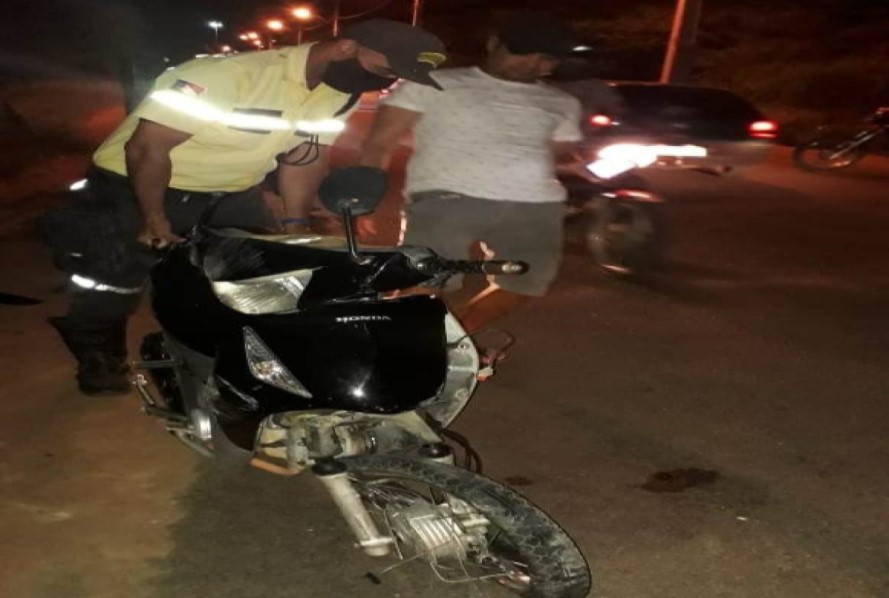Guanambi: batida entre moto e automóvel deixa duas pessoas feridas