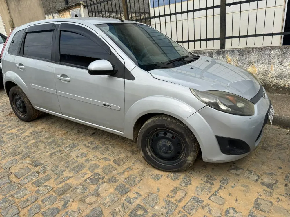 Veículo roubado em Conquista é achado em área de mata em Iguaí