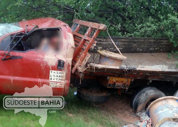 Caminhonete capota na BA-573 em Matina; motorista ficou preso nas ferragens