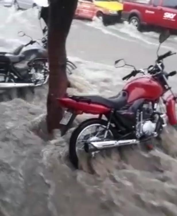 Chuva forte cai em Caetité e deixa ruas alagadas 