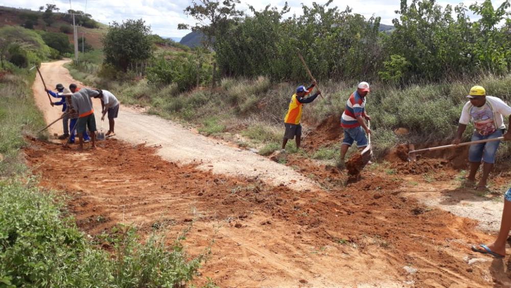 Guanambi: Moradores da Comunidade de Tanque de Caldeirão realizam mutirão para conserto de estrada vicinal 