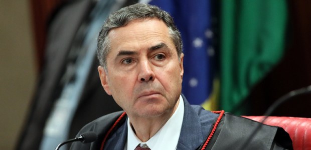 Barroso é internado para cirurgia de emergência e está na UTI