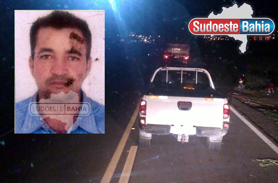 Homem morre e outro fica gravemente ferido após caminhonete bater na traseira de moto na BR-122, em Pindaí