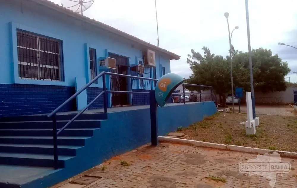 Filho arremessa caixa de som em pai e aperta o pescoço da mãe em Guanambi