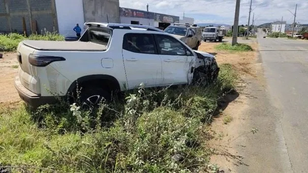 Motorista dorme ao volante e causa acidente na BR-122, em Pindaí