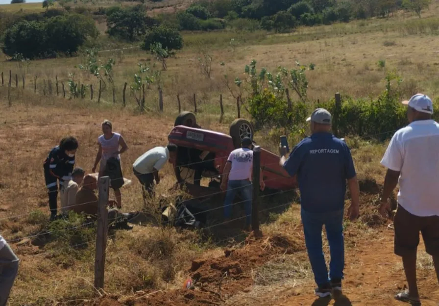 Carro capota na BA-612 e deixa dois feridos em Candiba