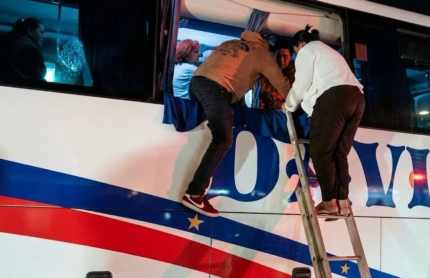 Ônibus com destino a Guanambi colide com carreta e deixa um morto na BR-030